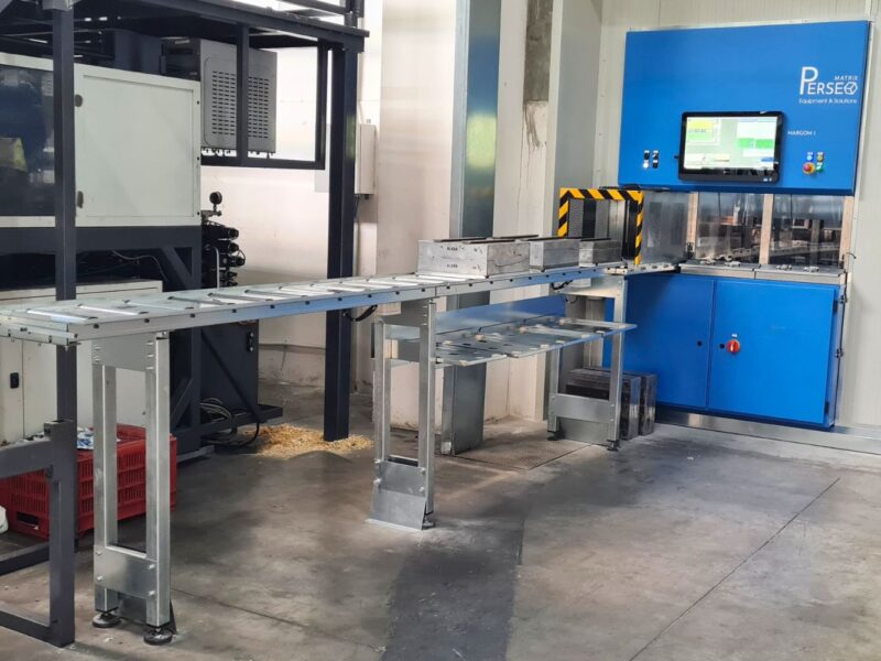 automatic-roller-conveyor-loading-or-unloading-moulds-soles